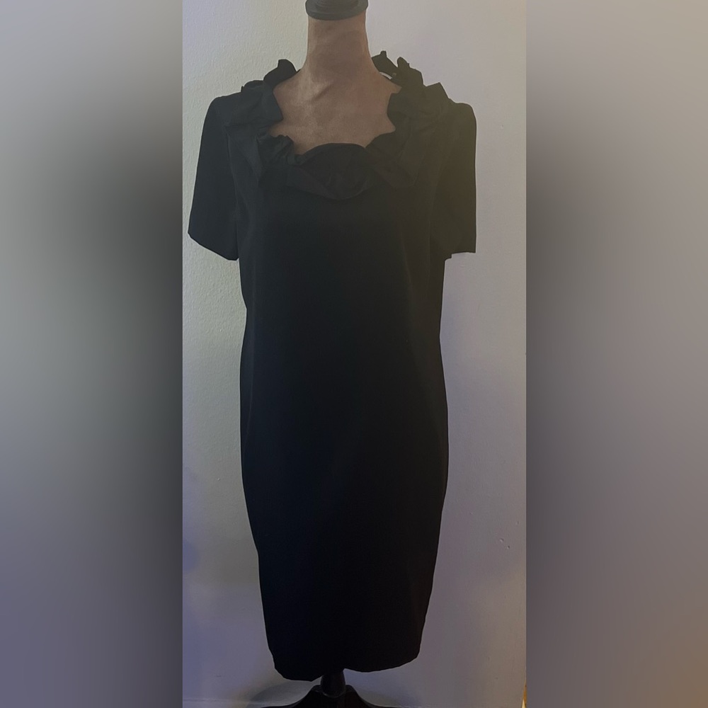 Tahari black dress with ruffled collar. Fully lined size 6.
